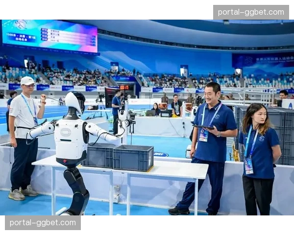 消息：深圳赛区引入智能机器人进行场馆内巡逻与基础问询服务